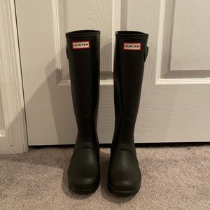 Hunter Women’s black original rain boots. Size 5